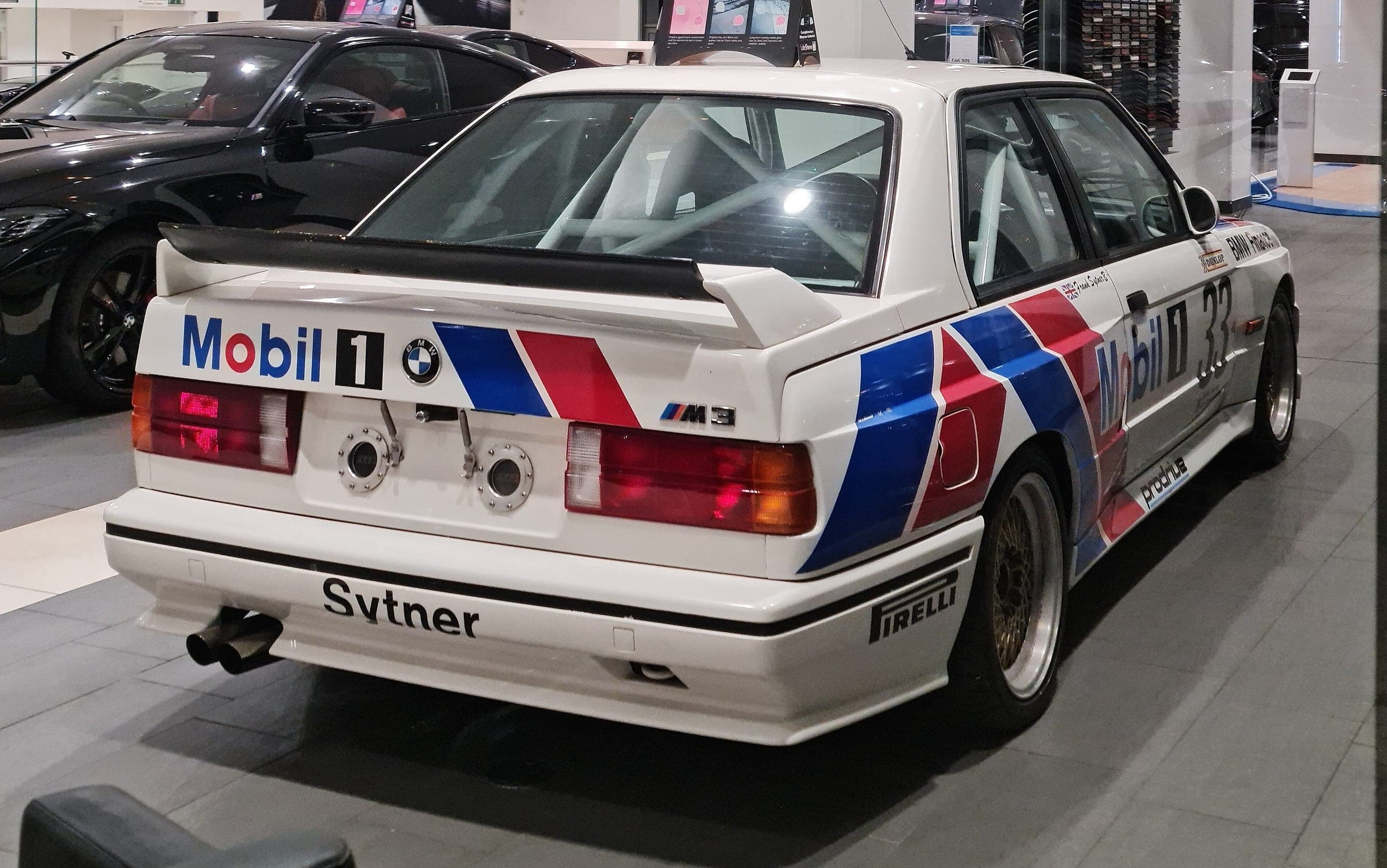 BMW M3 E30 en decoración BMW Motorsport, vista de tres cuartos