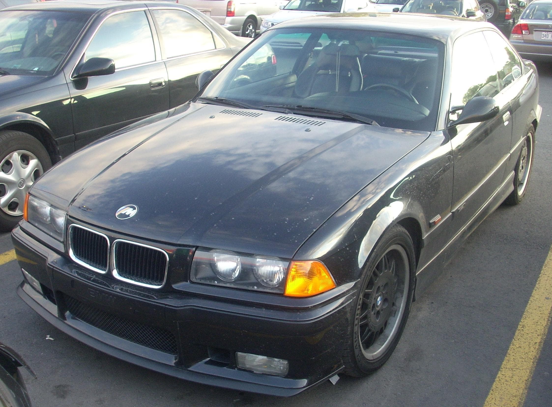 BMW M3 E36 Coupé negro, vista de tres cuartos delantera