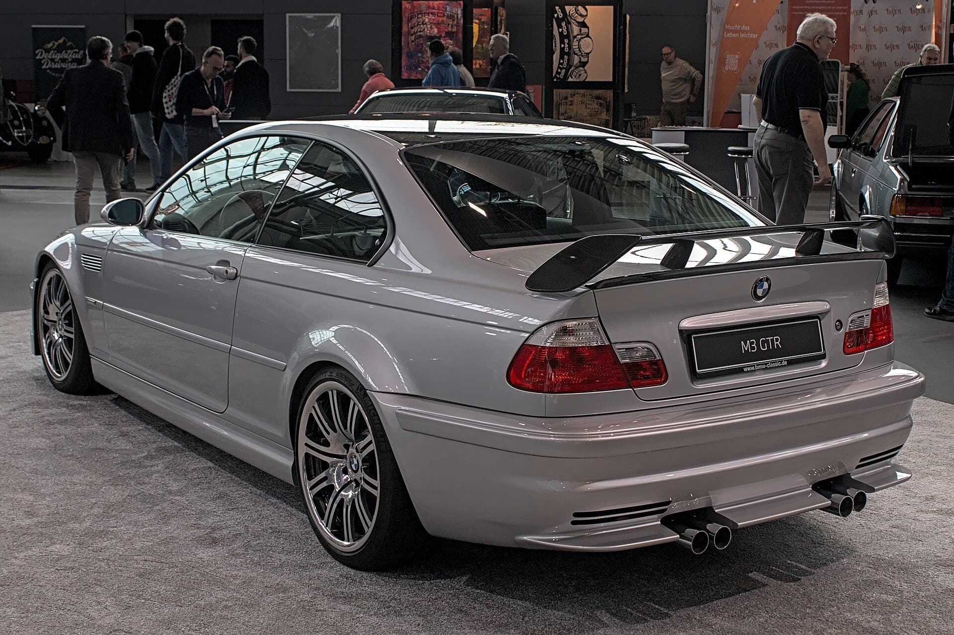 BMW M3 E46 GTR en su versión de calle, vista de tres cuartos delantera