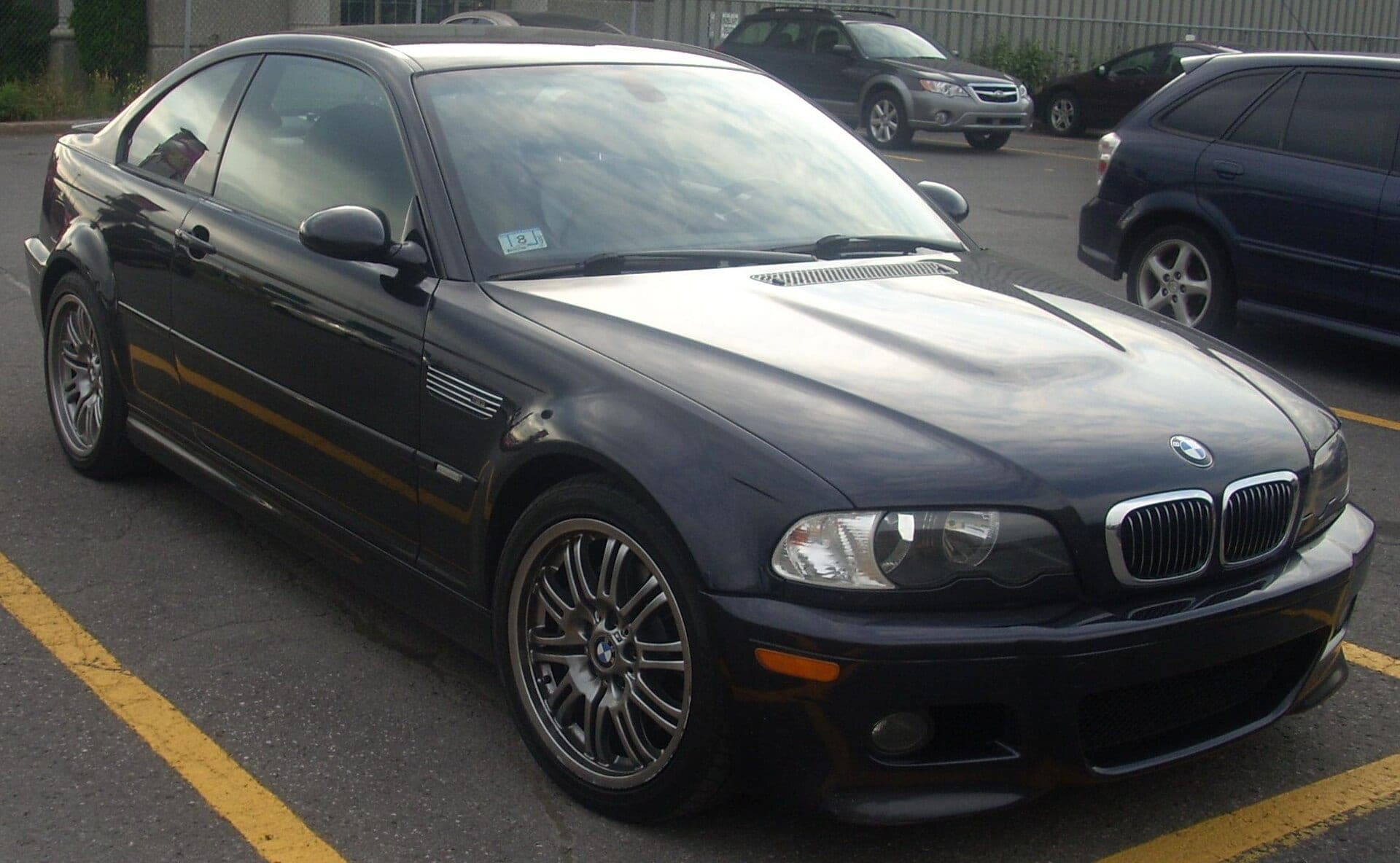 BMW M3 E46 Coupé azul oscuro, vista de tres cuartos delantera