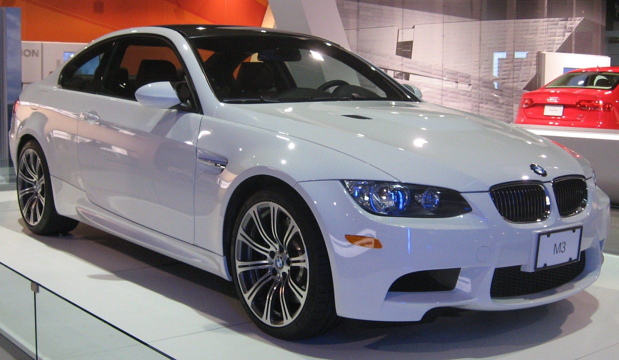 BMW M3 E92 blanco con techo de carbono y la cúpula del capó del V8, vista de tres cuartos delantera