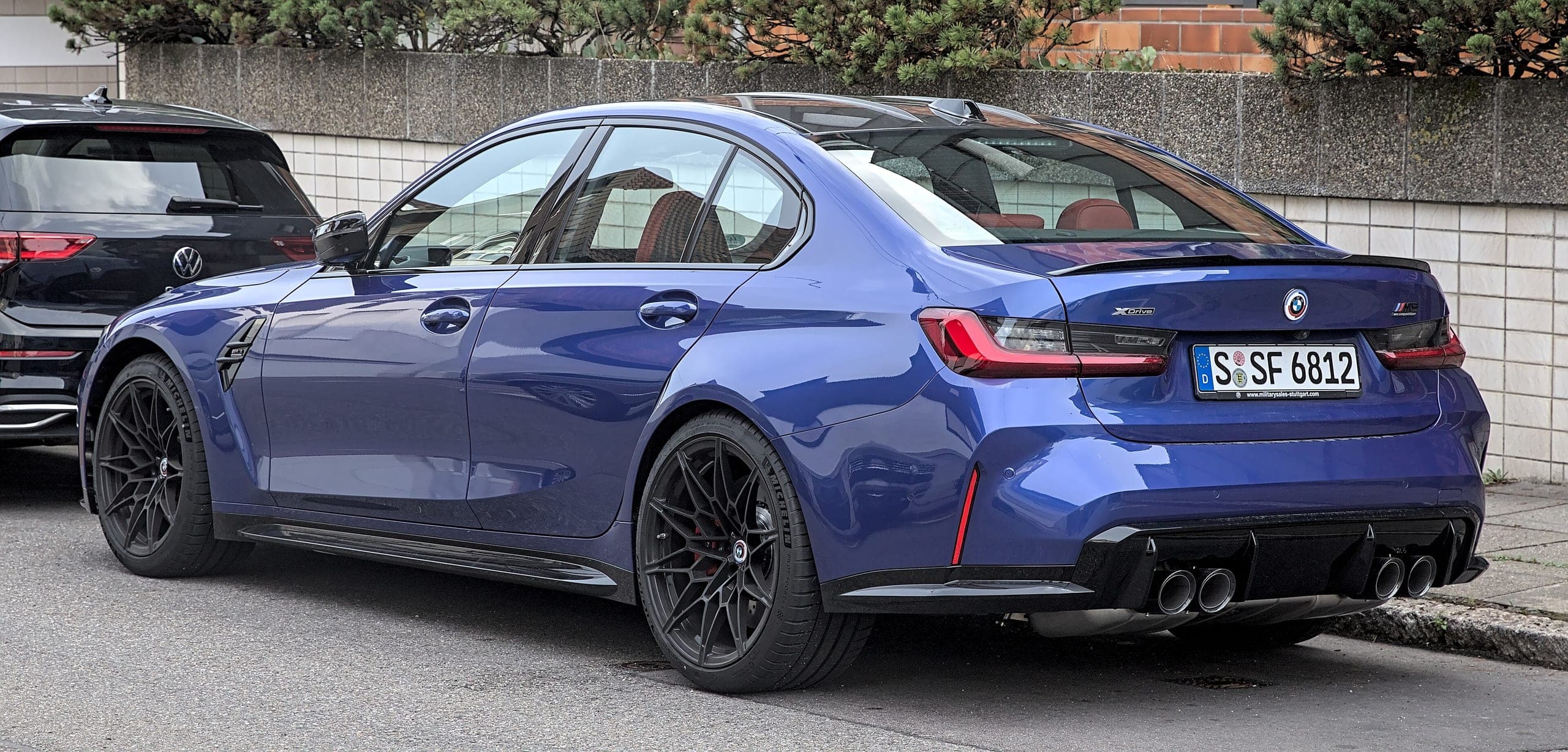 BMW M3 Competition G80 azul Portimao, vista de tres cuartos trasera