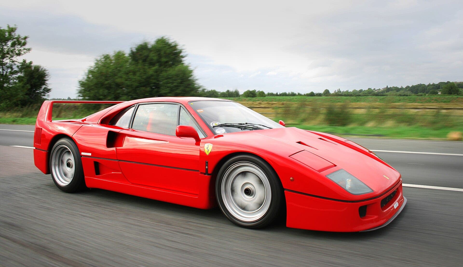 Ferrari F40 rojo, vista de tres cuartos delantera