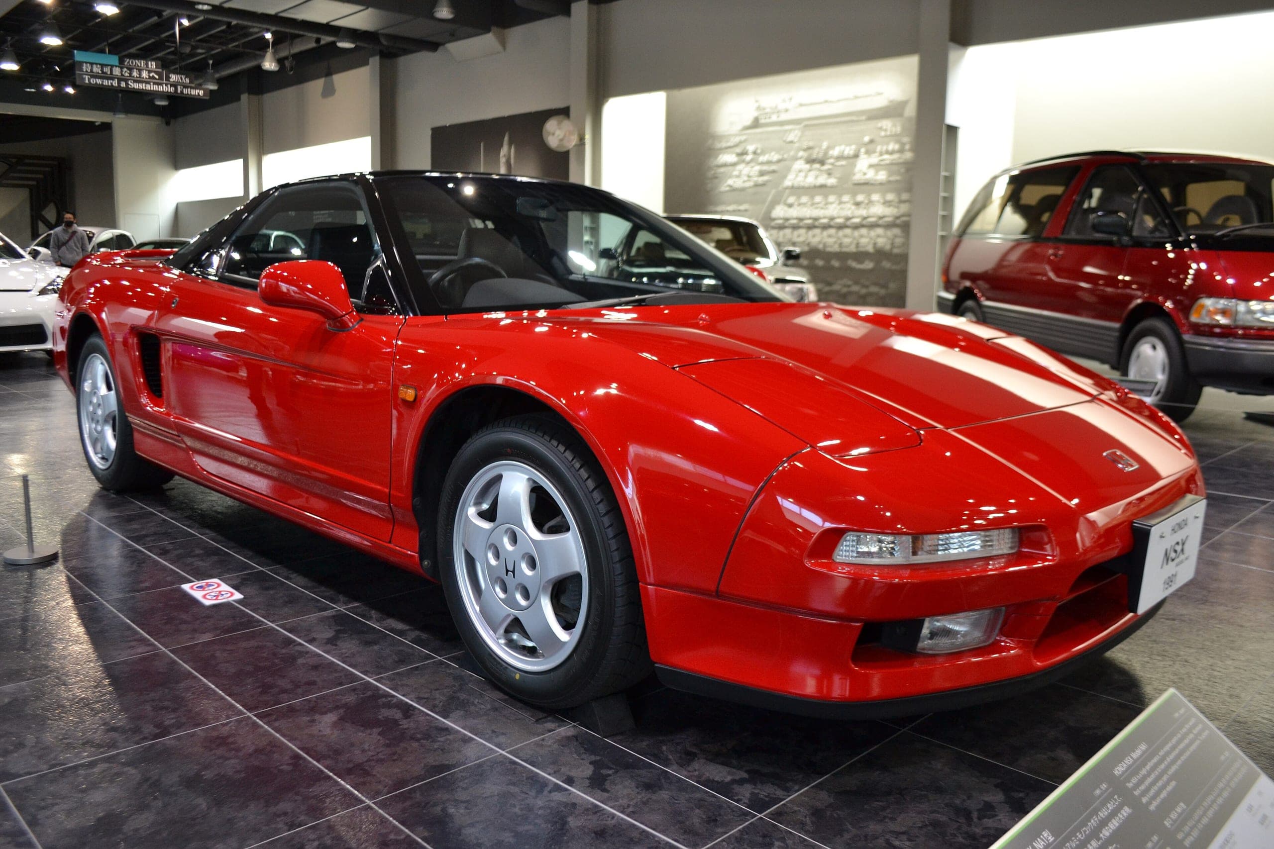 Honda NSX NA1 roja de 1991, vista de tres cuartos delantera con los faros escamoteables cerrados