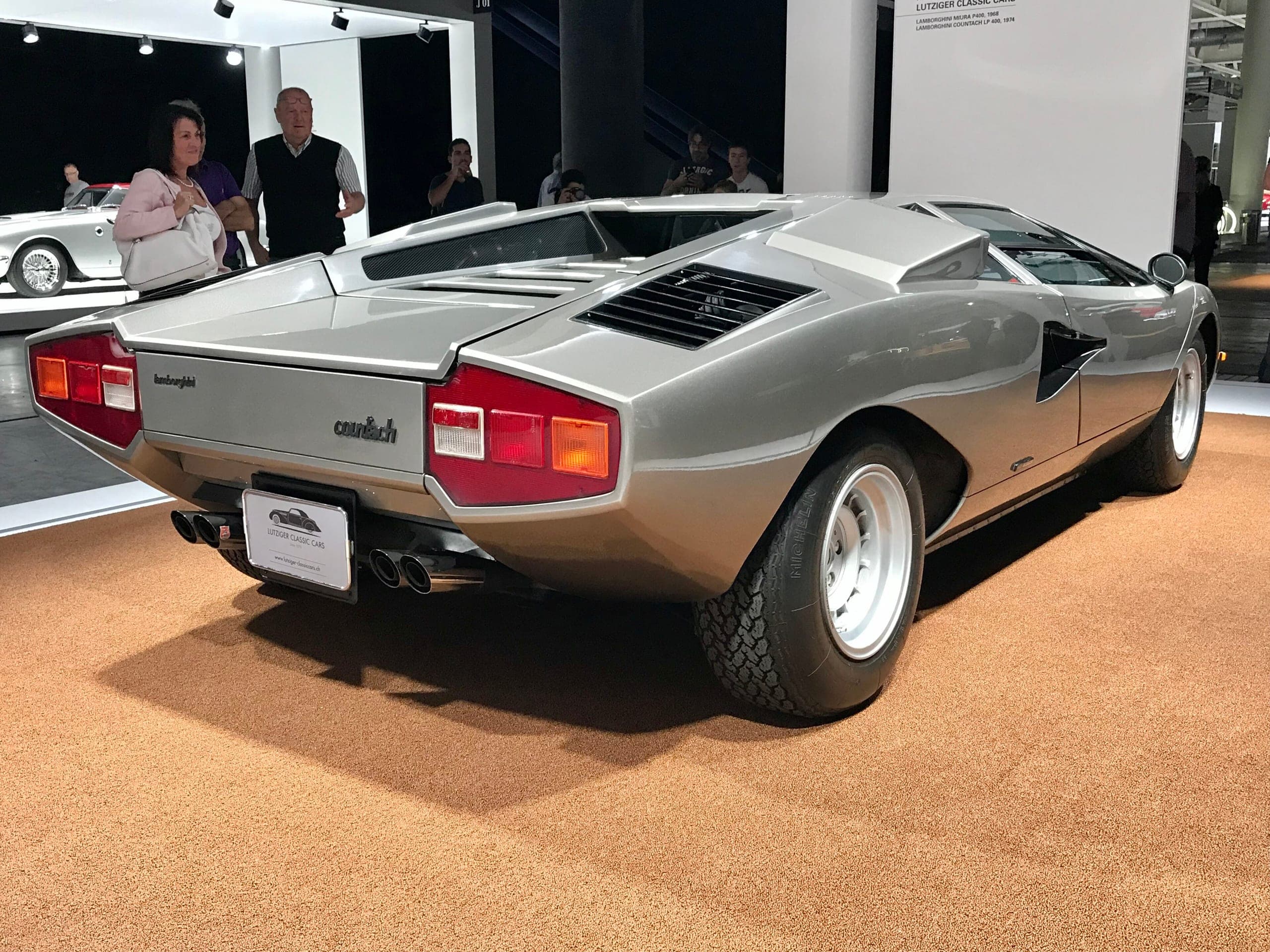 Lamborghini Countach LP400 plateada, vista de tres cuartos trasera, con la carrocería estrecha y sin alerón de las primeras unidades