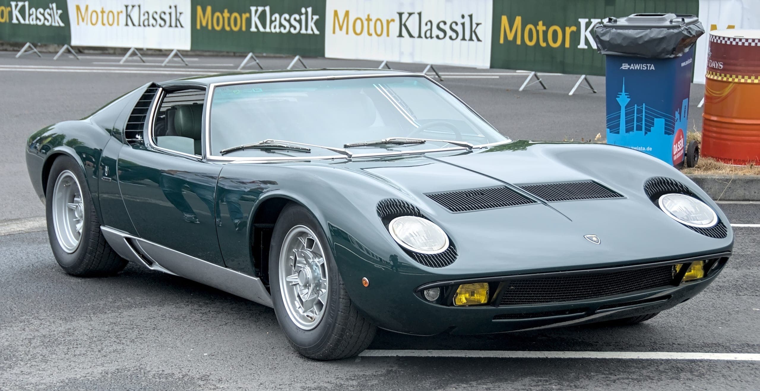 Lamborghini Miura P400 S verde oscuro, vista de tres cuartos delantera, con las pestañas cromadas alrededor de los faros