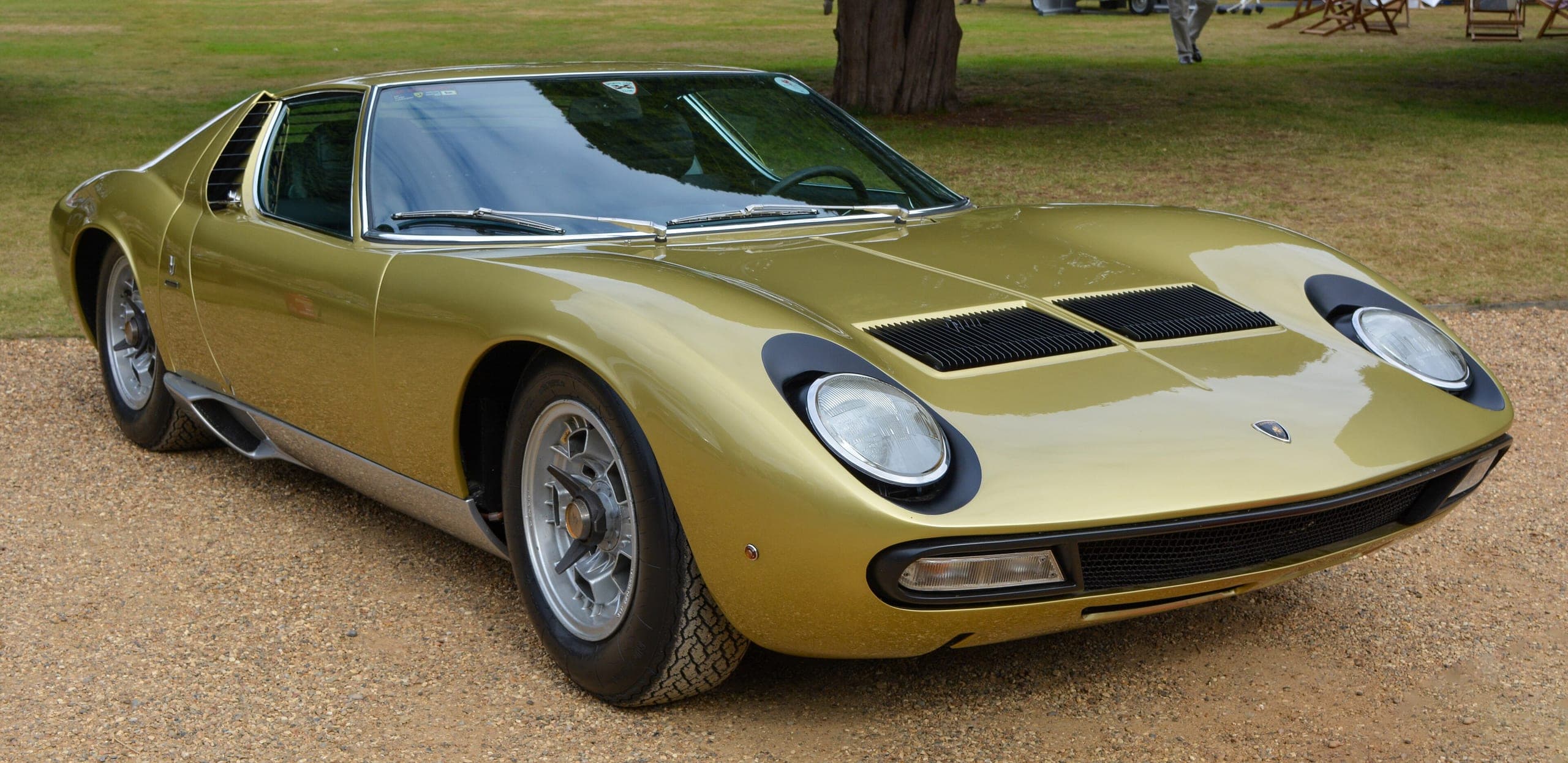Lamborghini Miura P400 SV dorada, vista de tres cuartos delantera, sin las pestañas alrededor de los faros que llevaban las versiones anteriores