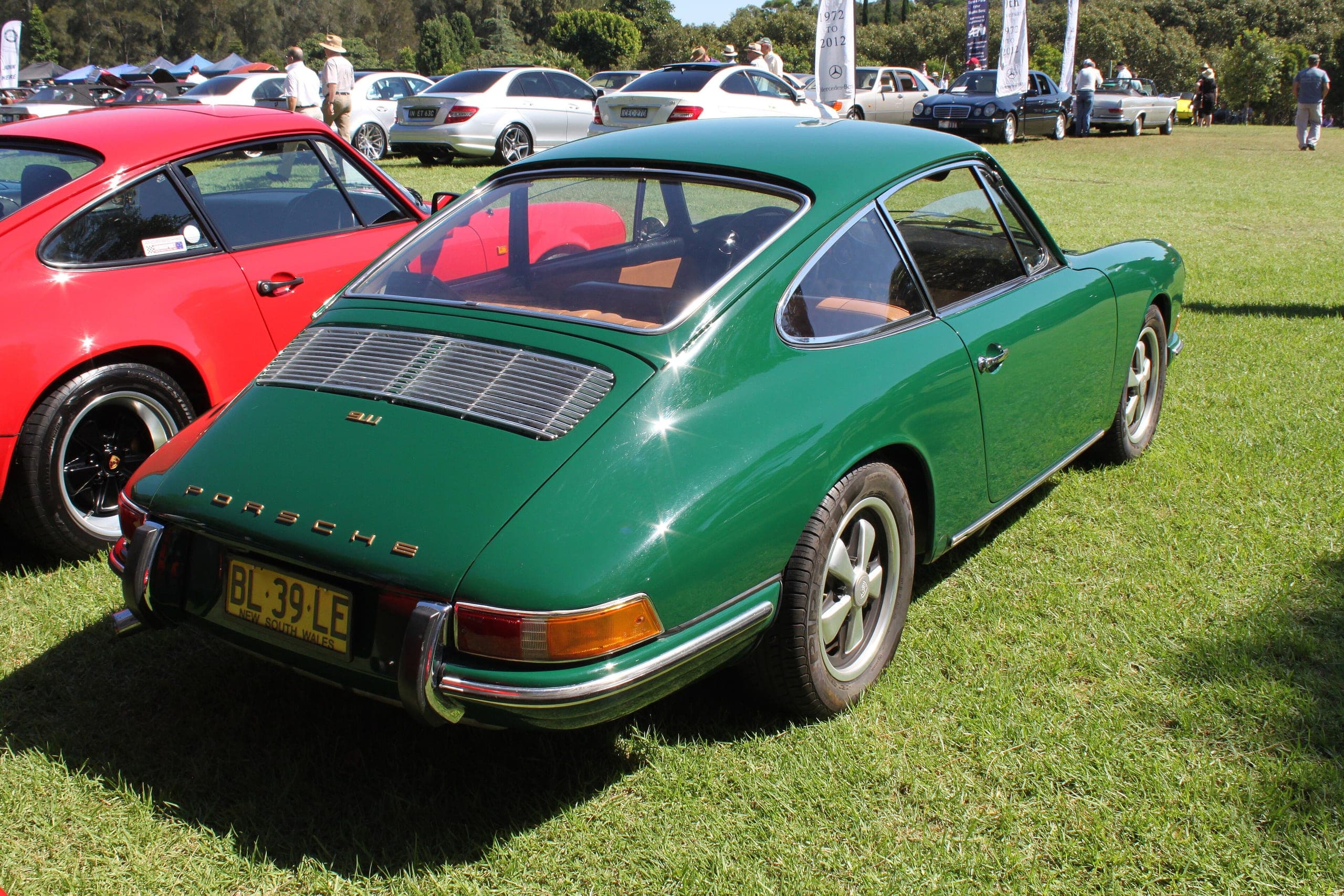 Porsche 911 de la Serie O en verde Irish, vista de tres cuartos trasera con los parachoques cromados y la silueta fastback