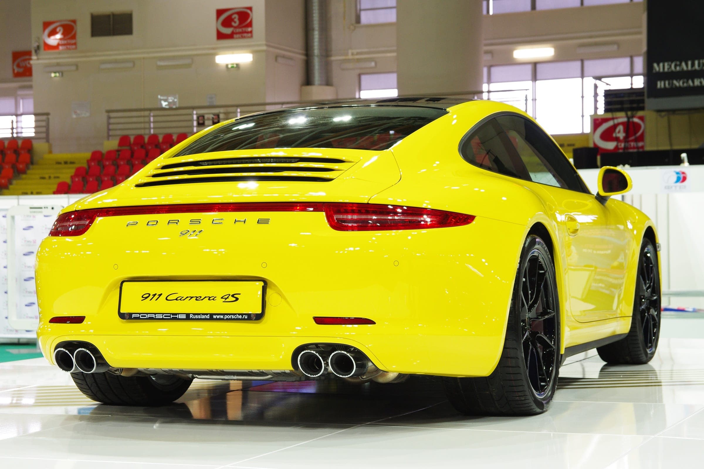 Porsche 911 991 Carrera 4S amarillo, vista trasera con la carrocería ancha y las cuatro salidas de escape