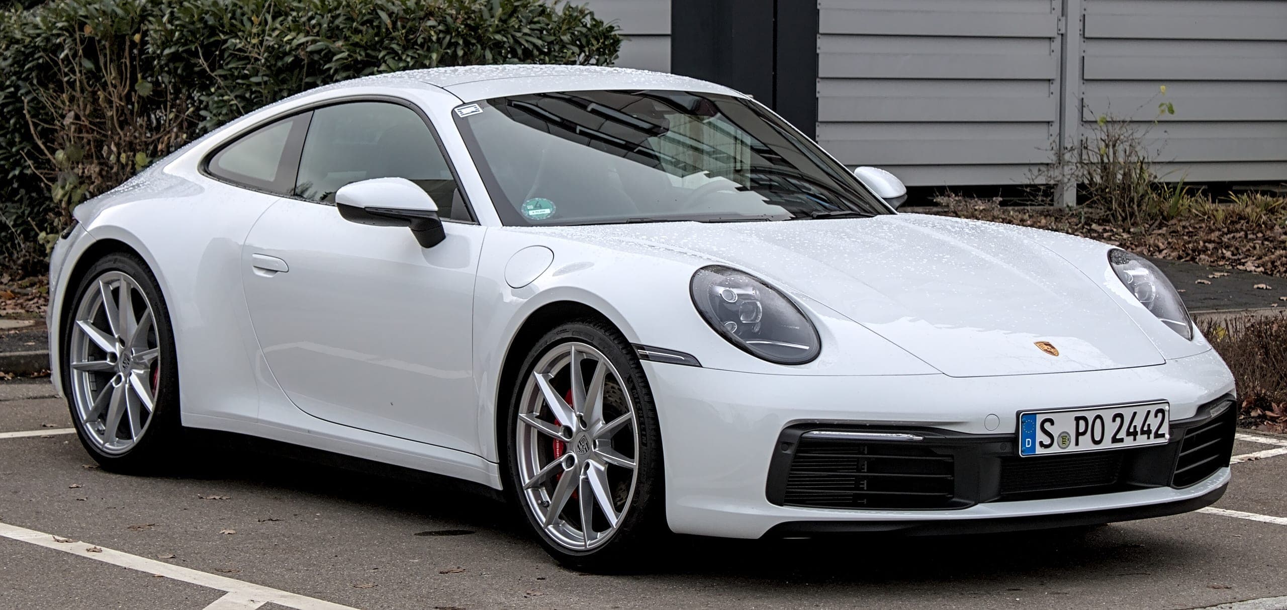 Porsche 911 992 Carrera S blanco, vista de tres cuartos delantera