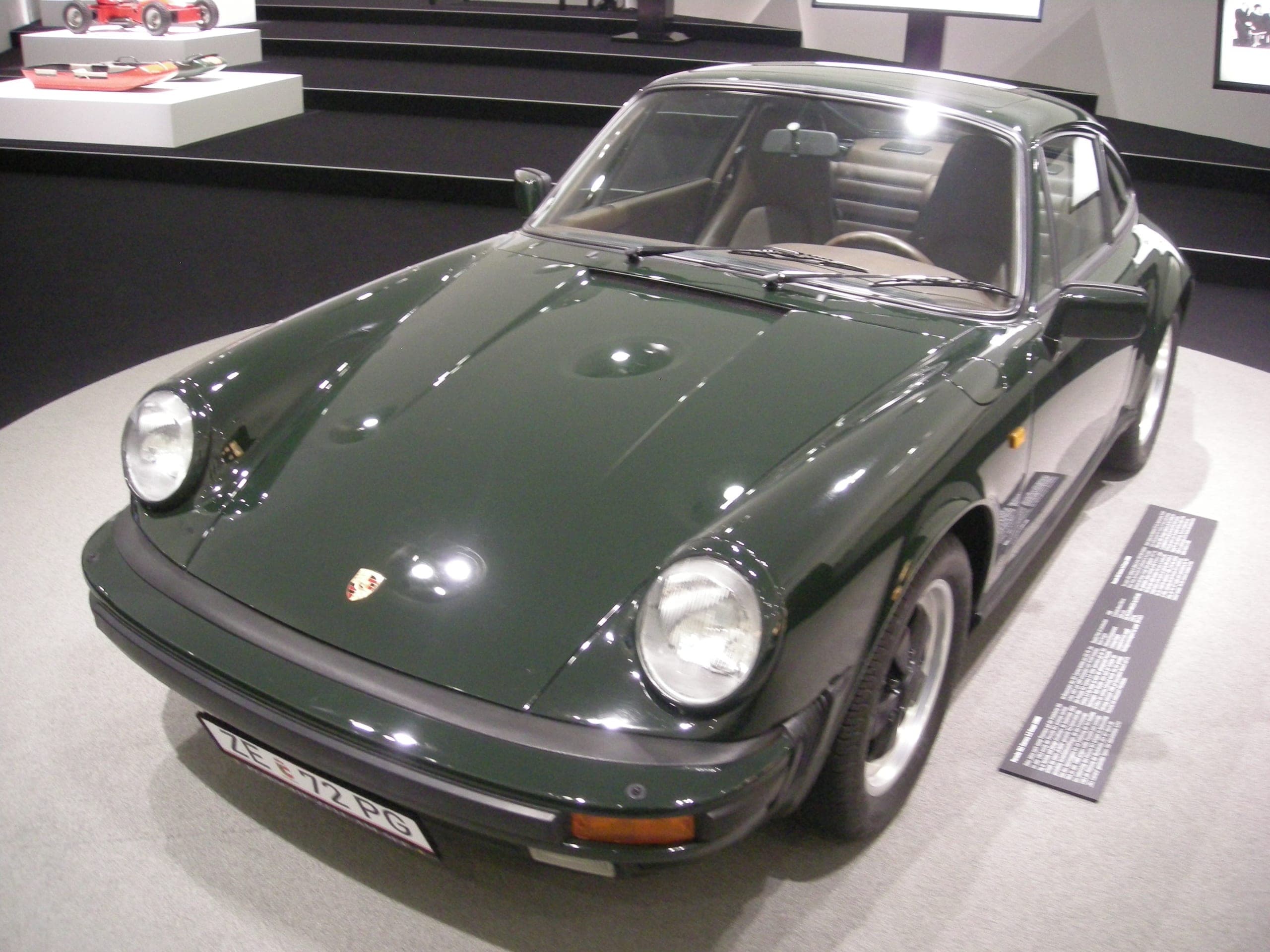 Porsche 911 Carrera 3.2 de la Serie G en verde oscuro, con los parachoques de fuelle que definen la generación