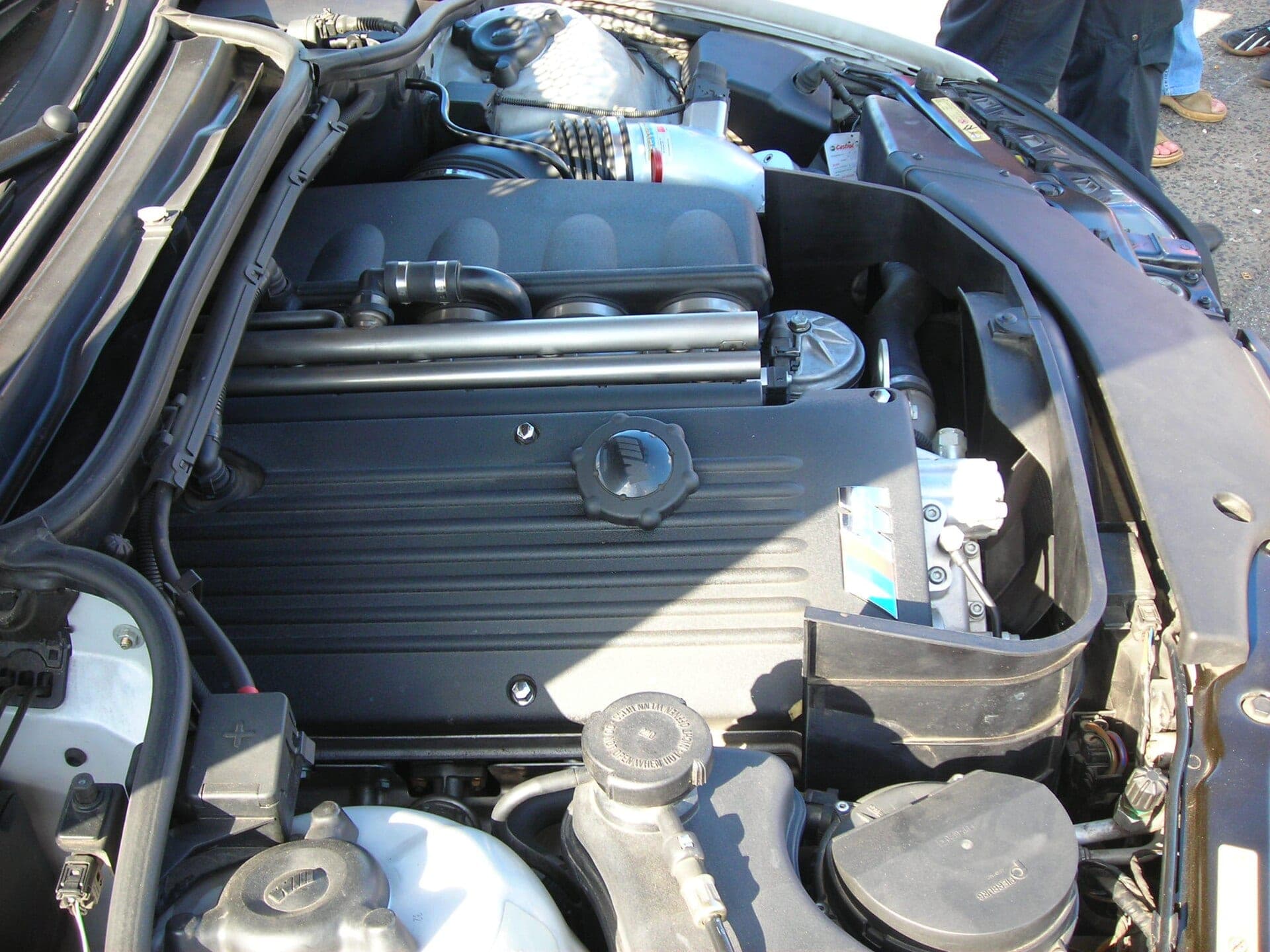 Vano motor de un BMW M3 E46 con el seis en línea S54B32