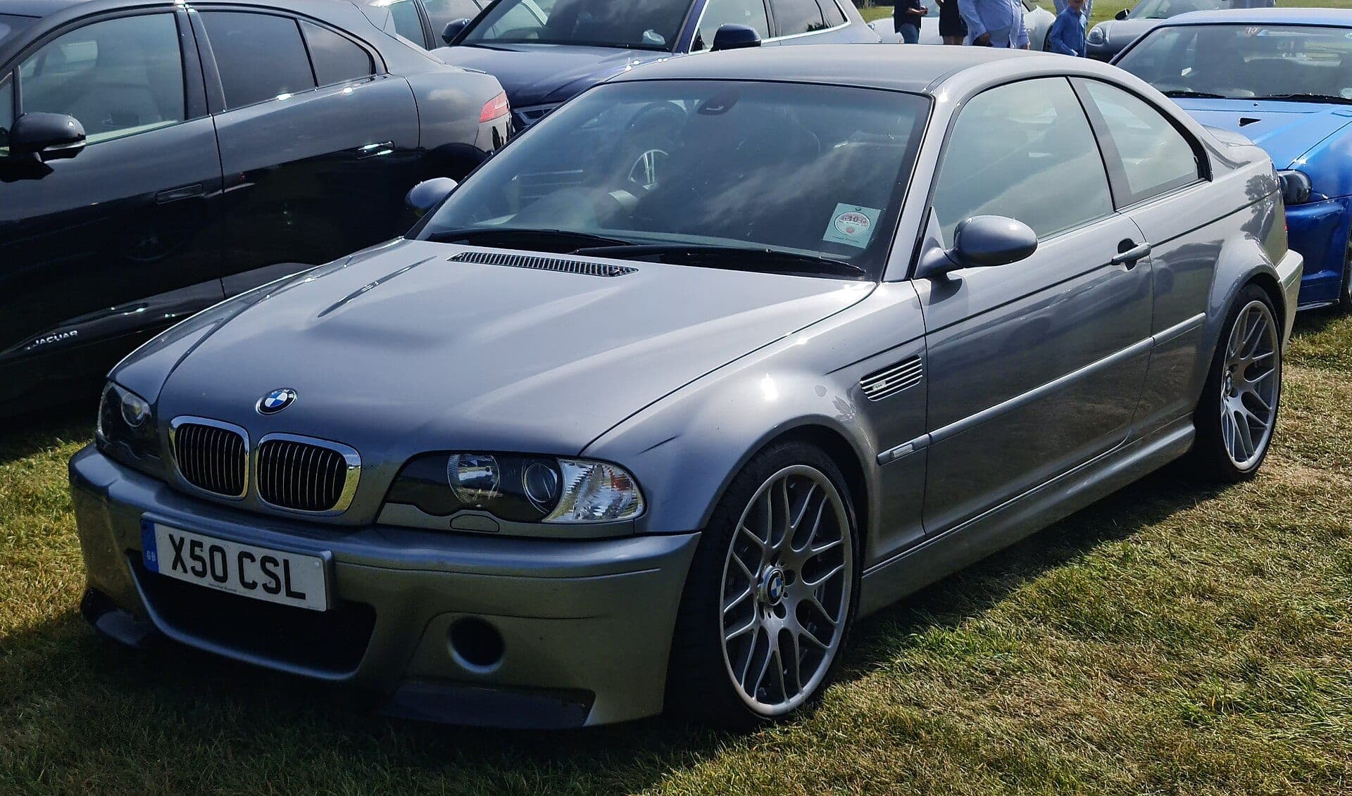 BMW M3 E46 CSL plateado, vista de tres cuartos delantera