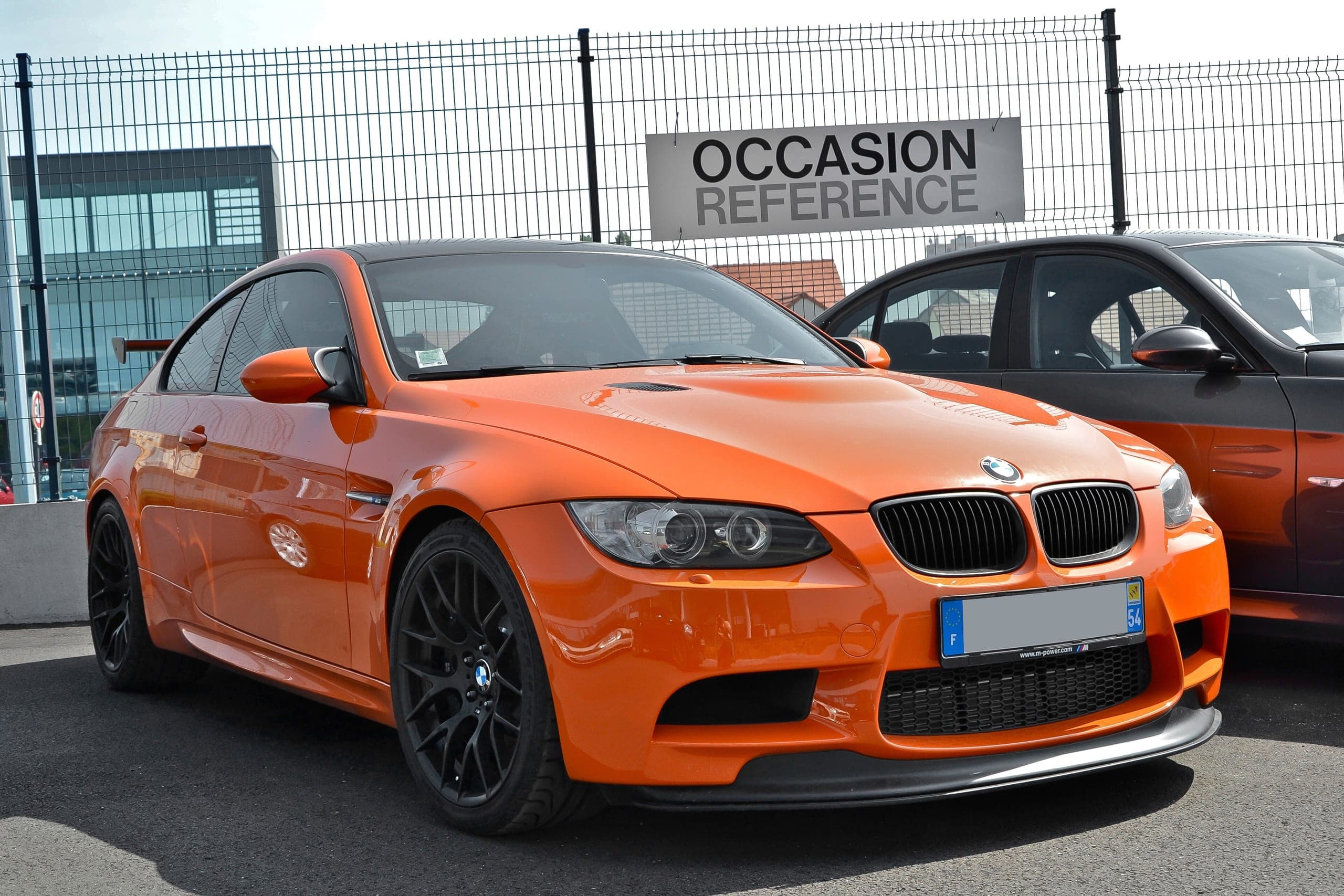BMW M3 E92 GTS naranja Fire Orange con faldón delantero regulable, vista de tres cuartos delantera