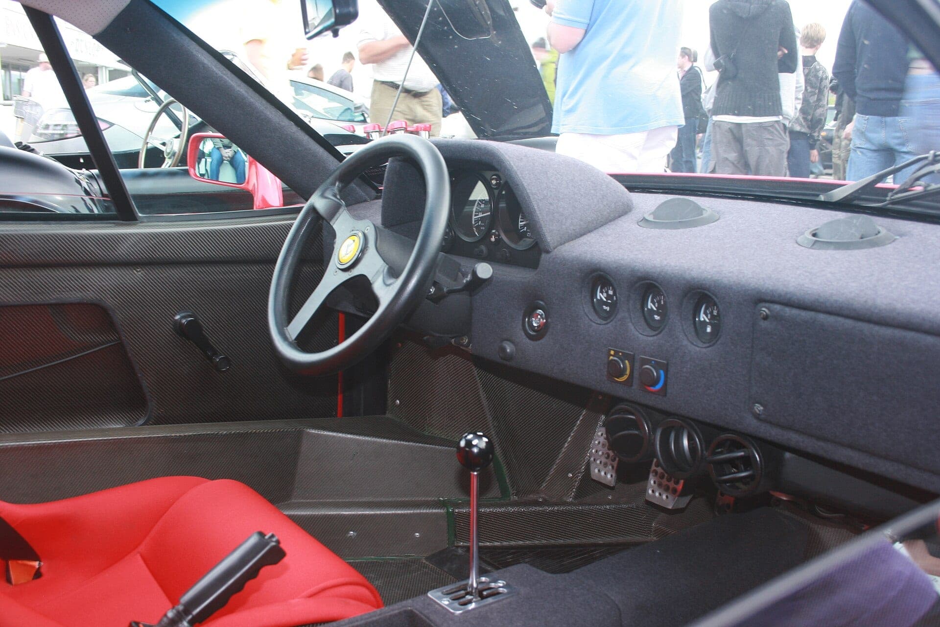 Interior de un Ferrari F40, con el tejido de fibra a la vista