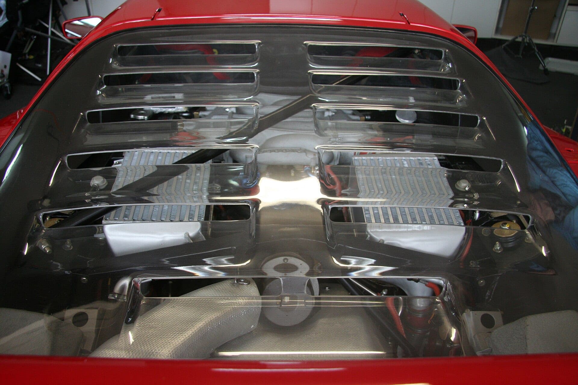 Luneta trasera de policarbonato con nervios de un Ferrari F40, con los intercoolers y el V8 visibles a través de ella